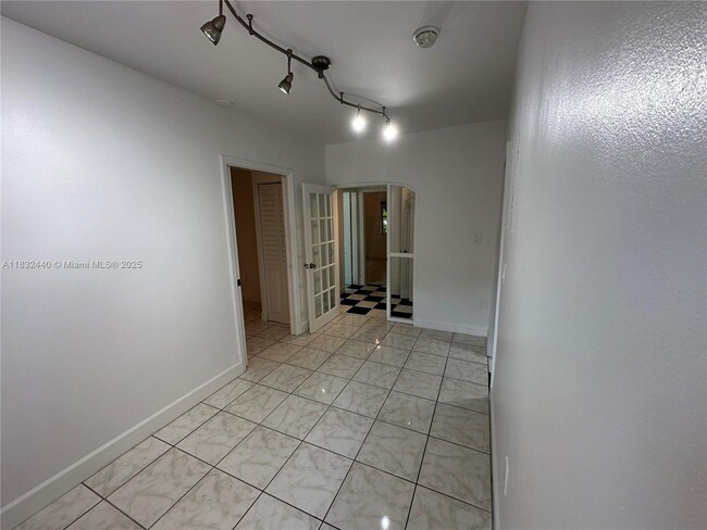 Foto del edificio - 8200 Harding Ave