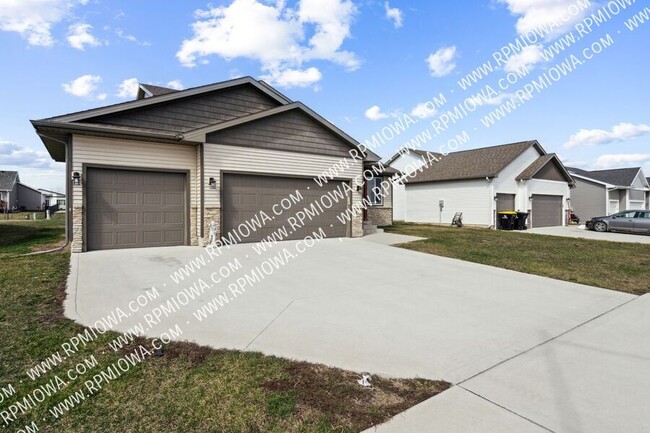 Building Photo - 3 CAR GARAGE!!  4 Bedroom, 3.5 Bath Home i...