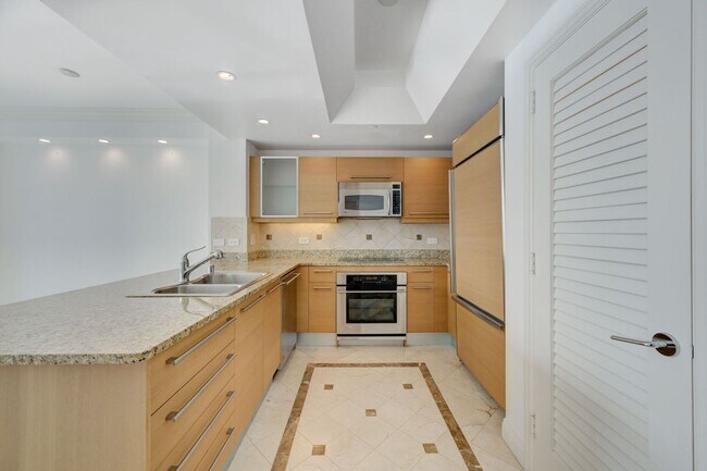 Building Photo - Turnberry Towers East 804- Strip/City/Mnt Views from this Stunning 1Bd/1.5Ba Residence