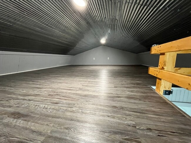 Building Photo - 1/1 Tinyhouse Cabin in Southside