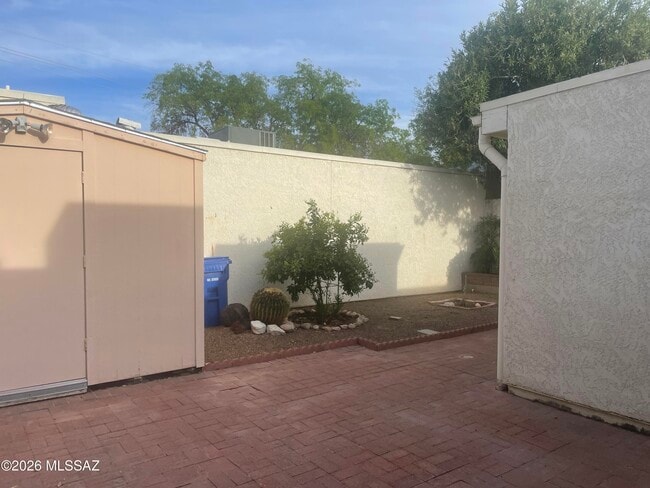 Building Photo - 716 N Hayden Dr