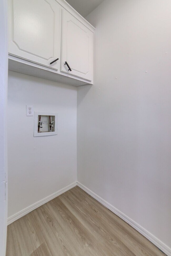 Building Photo - S 67th Ave E Duplex