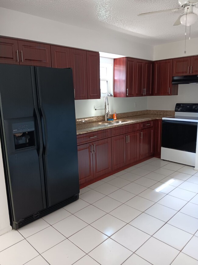 Foto del edificio - 5849 Crestmont St
