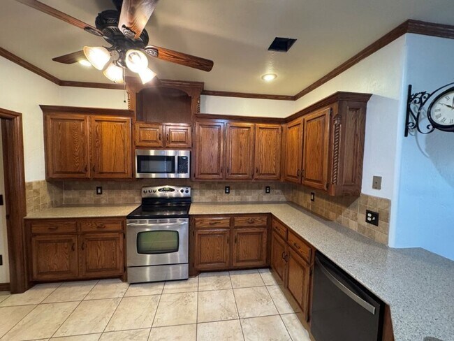 Foto del edificio - Stunning 3 bed in immaculate community, NO mowing, neighborhood pool, and GATED entry!