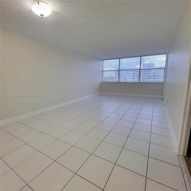 Foto del edificio - 1300 NE Miami Gardens Dr