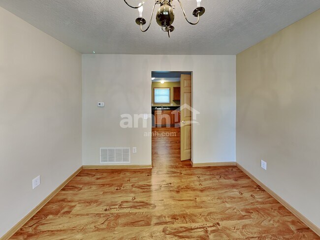 Foto del edificio - 2395 Featherwood Dr
