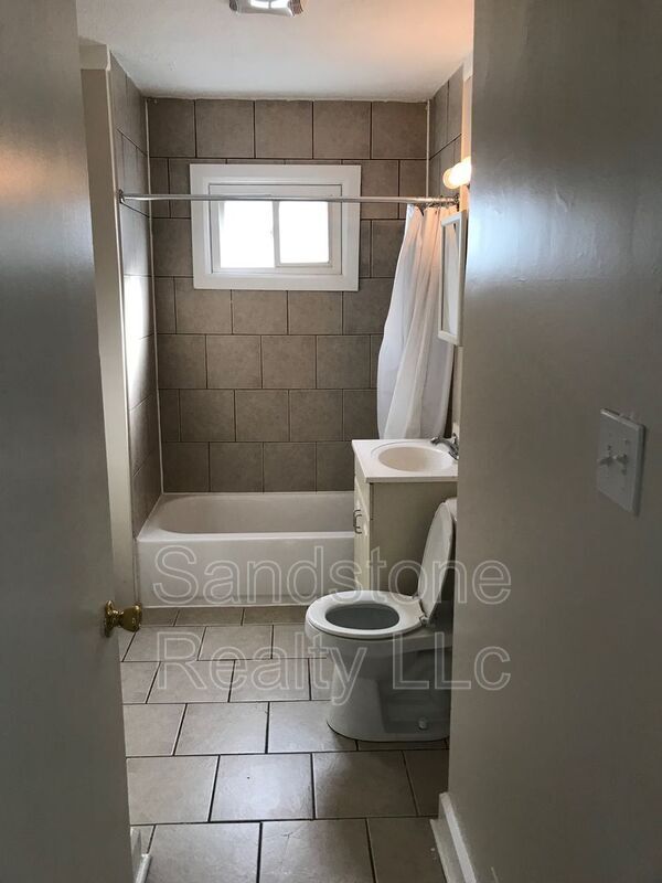 Foto del edificio - 1527 E 204th St