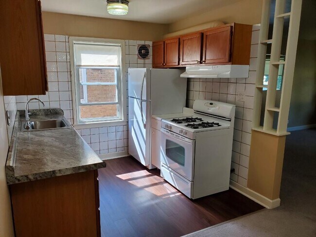 Kitchen - 2643 W Rascher Ave