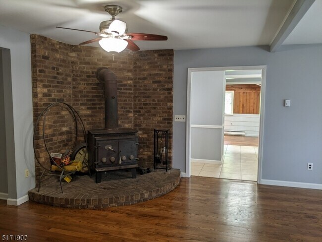 Building Photo - 4 Rosewood Ln