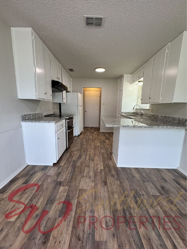 Building Photo - Two bedroom 1 bath with great space on quiet street