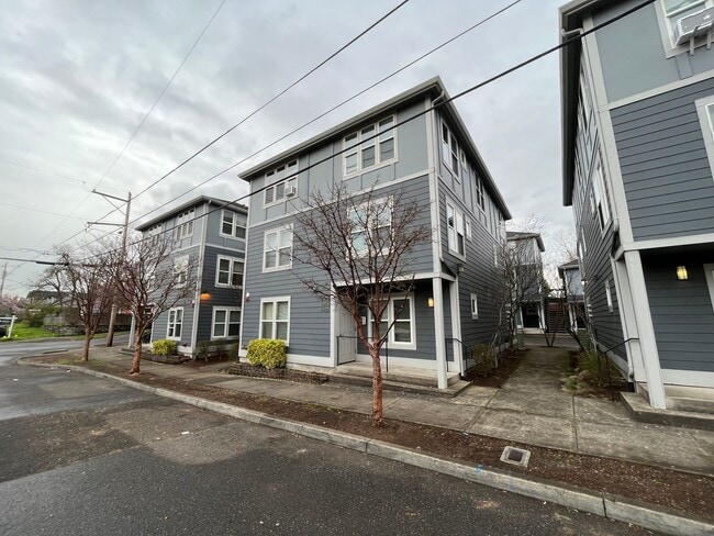 Incredible SE Hazelwood 2 Bedroom + 1 Bathroom Condo w/ included Garage and Washer & Dryer!! - Incredible SE Hazelwood 2 Bedroom + 1 Bathroom Condo w/ included Garage and Washer & Dryer!!