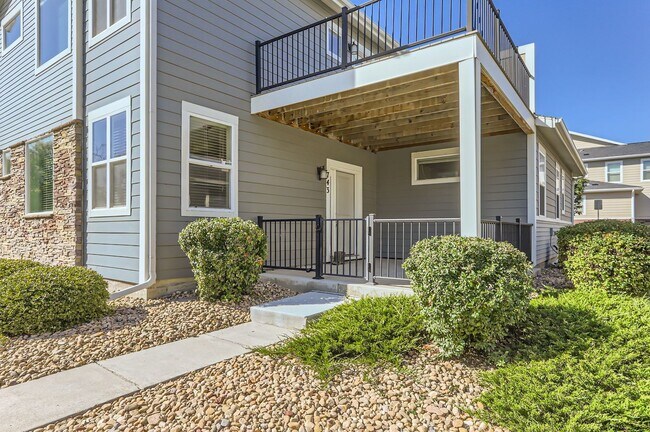 Building Photo - Gorgeous West Longmont Townhome!
