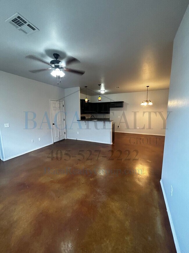 Building Photo - 3br 2ba duplex with 2 car garage!