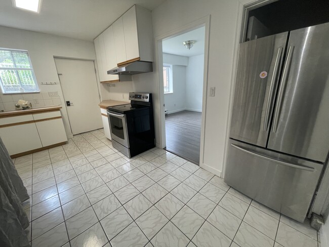 Building Photo - 1020 Dory St