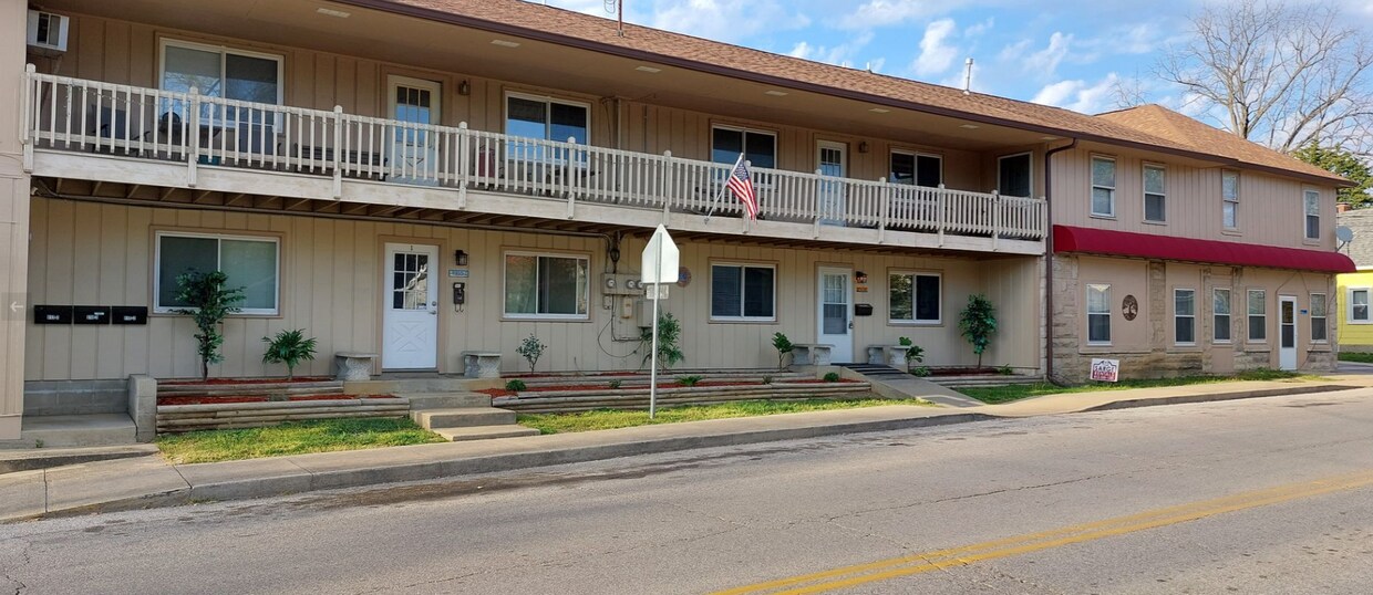 Primary Photo - 800 W 11th St