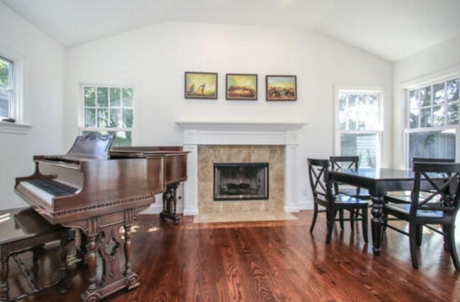 Building Photo - 2033 White Oak Way