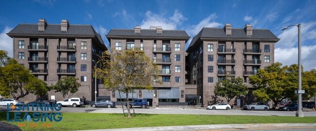 Building Photo - 8813 Burton Way