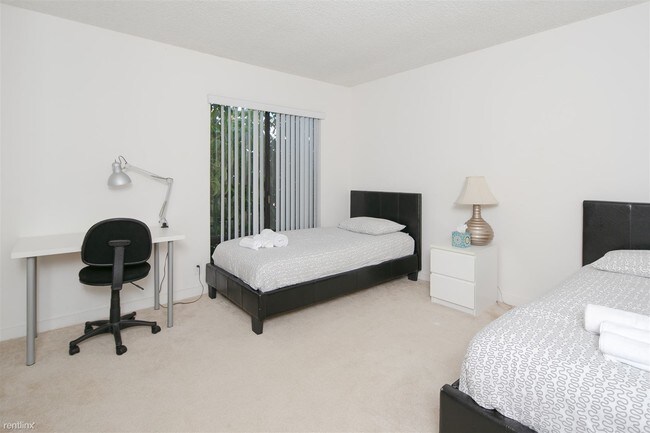 Building Photo - 3801 Parkview Ln