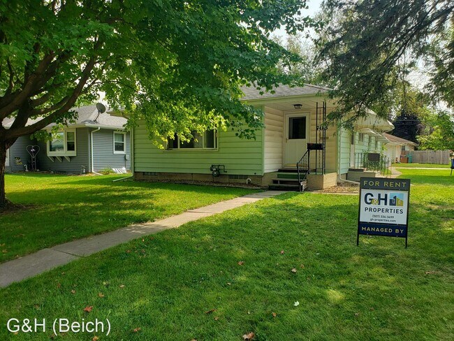 Building Photo - 3 br, 2 bath House - 703 E. Academy Street