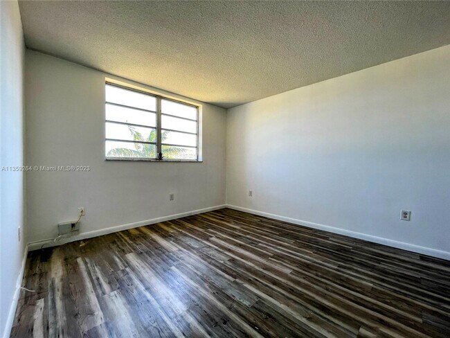 Foto del edificio - 2859 Leonard Dr