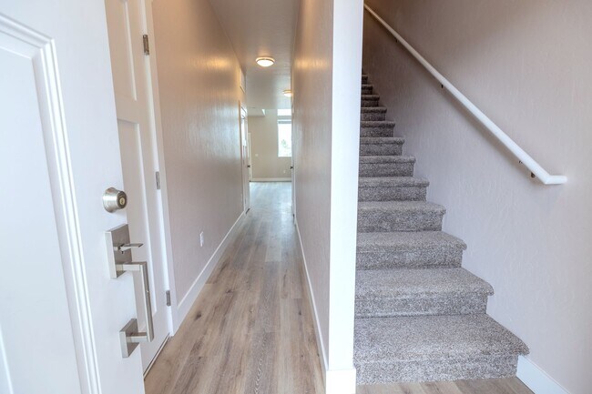 Foto del edificio - Pomona Park Townhomes
