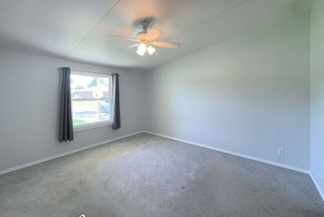 Foto del edificio - 3 bedroom home located in South Hutchinson
