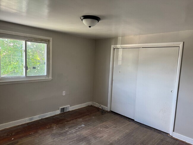 Building Photo - 2 Bed / 1 Bath in Clairton