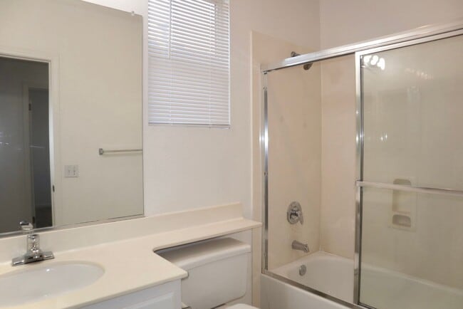 Building Photo - FRESH & BRIGHT 3 BEDROOM GEM IN PRIME LOCA...