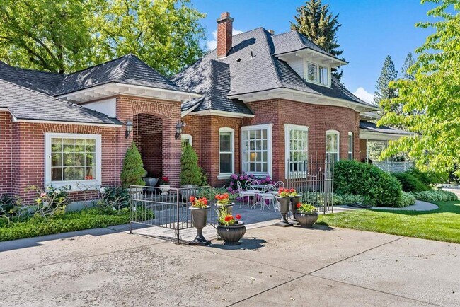 Building Photo - Historic Queen-Anne Style Home