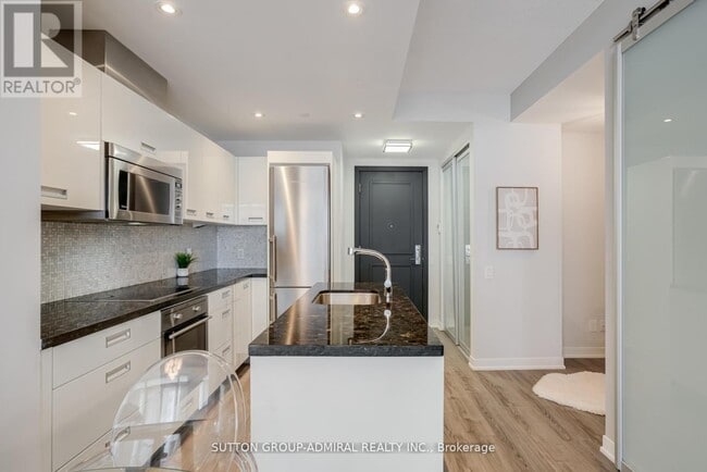 Photo du bâtiment - 90 Park Lawn Rd