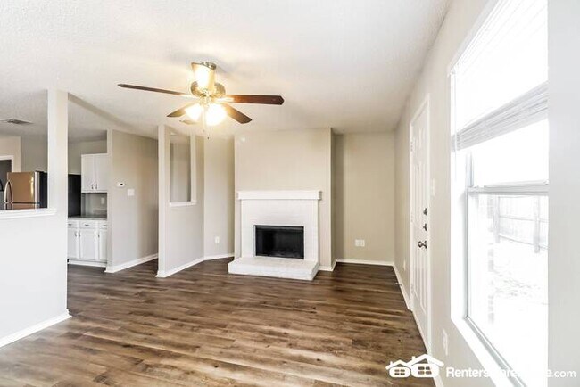 Building Photo - Newly renovated spacious 4 bed/2 bath, wit...