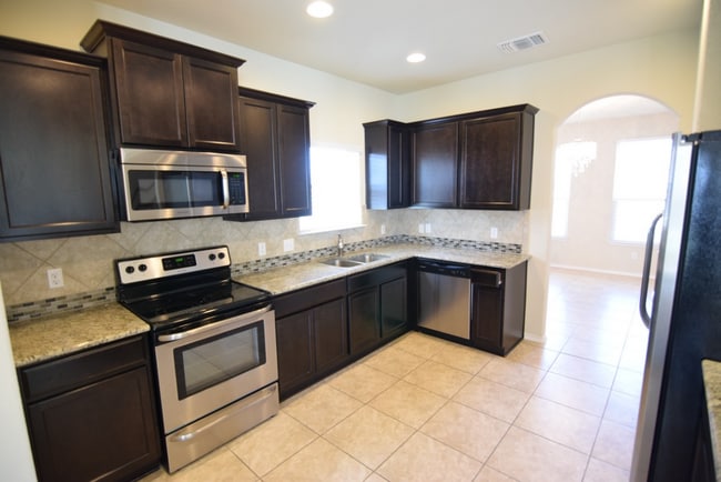 Building Photo - 5717 Stonehaven Dr