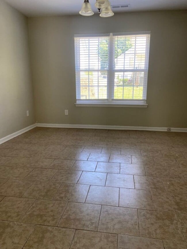 Foto del edificio - Spacious Town-home!