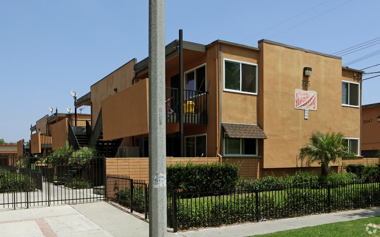 Building Photo - 225 E Pearson Ave