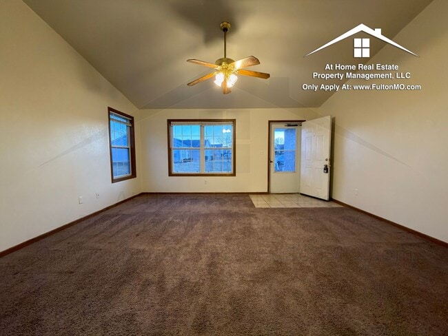 Building Photo - Sabre Circle 497–499 Duplex