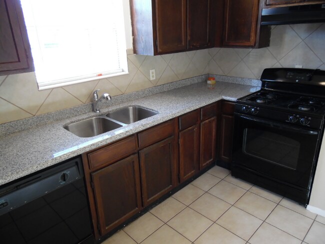 Foto del edificio - 1708 N Avenue R