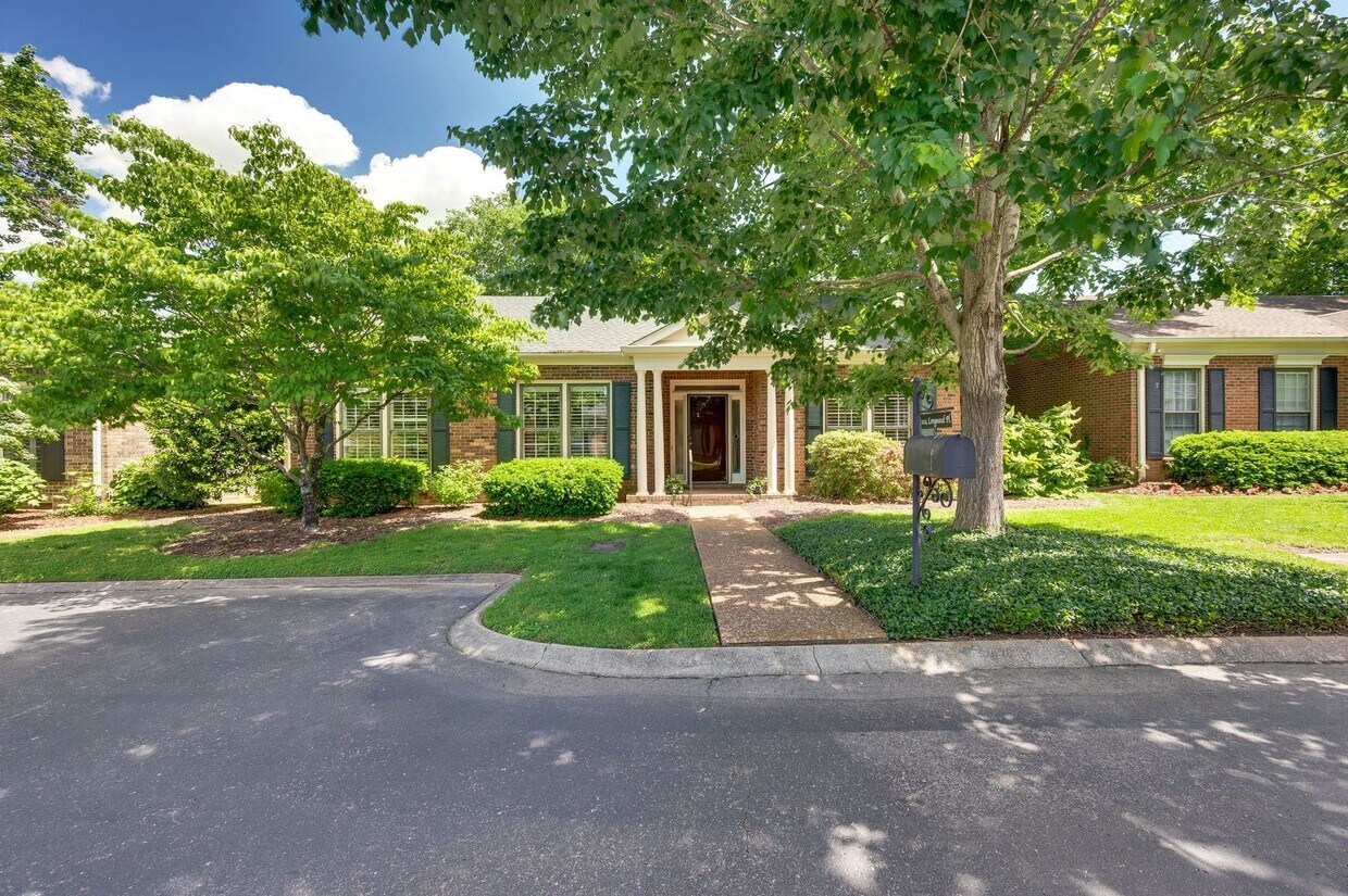 Primary Photo - Awesome 3BE/2BA home in the heart of Green...