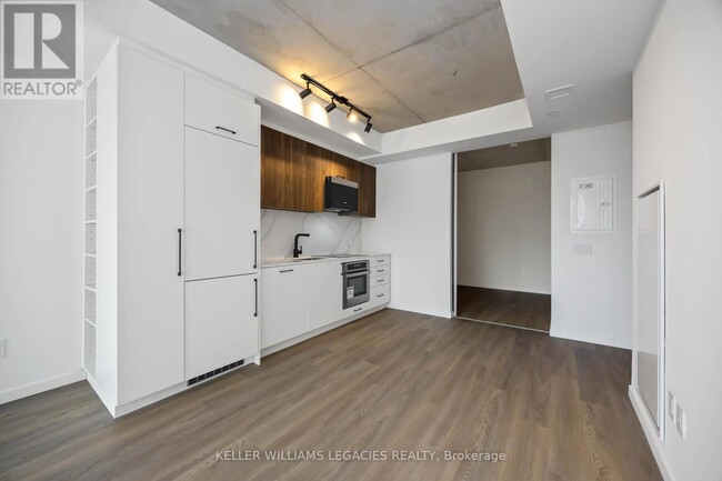 Building Photo - 689 The Queensway