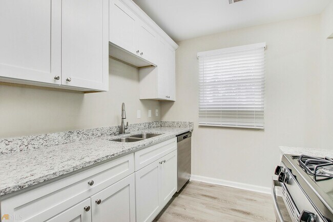Building Photo - 1599 Clifton Downs Dr SE