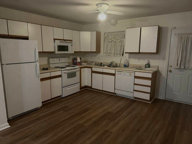 Building Photo - Cute 3 bed 2 bath House