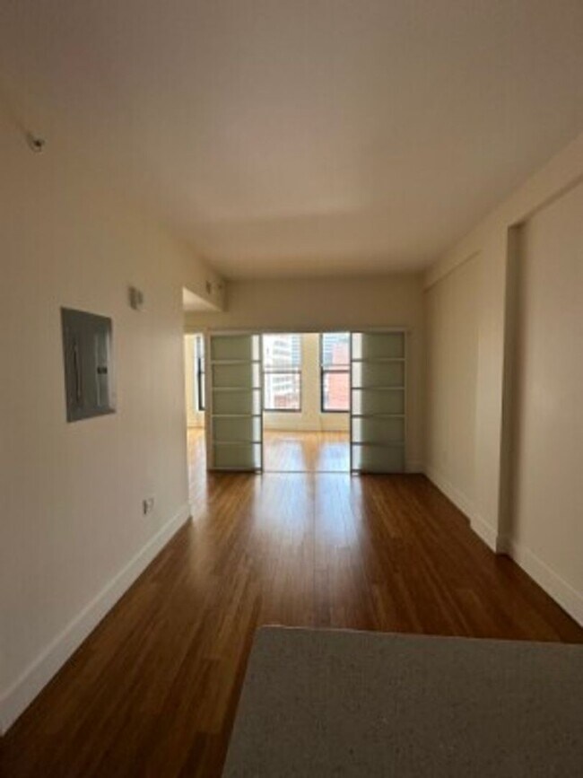 Foto del edificio - DOWNTOWN (EMERSON/SUFFOLK/NESL) - 2 Bed Ap...