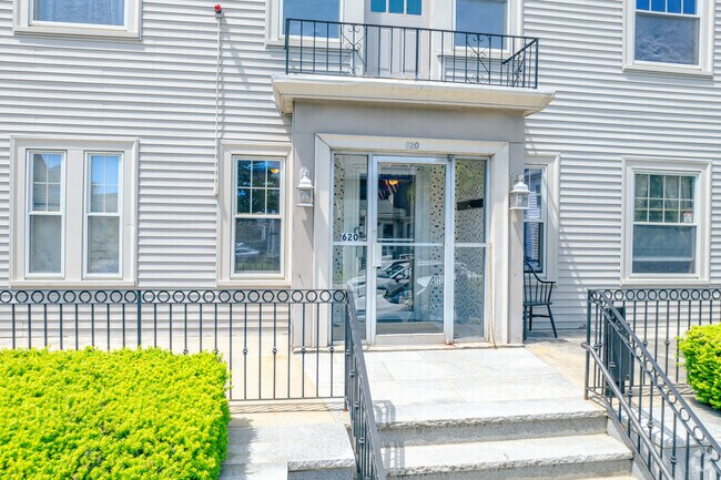Building Entrance - 618-620 Main St