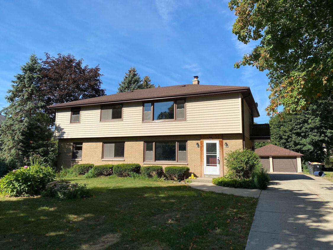 Lower Unit - 1661 N 116th St