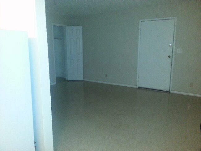 Building Photo - 1311 E San Bruno Ave