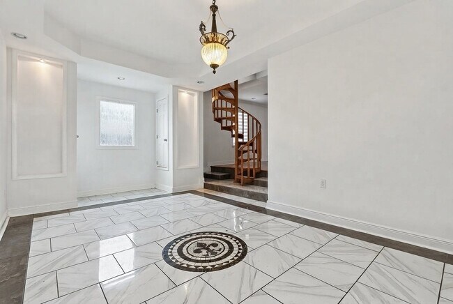 Foto del edificio - 2135 Mirabeau Ave