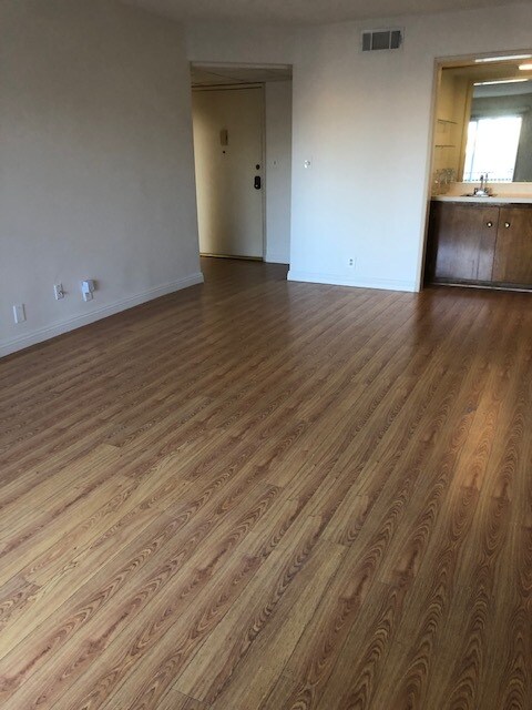 entrada y sala de estar - 5353 Yarmouth Ave