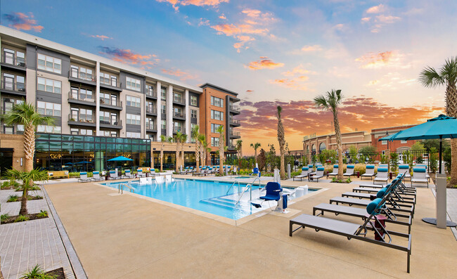 Terraza del resort con piscina de agua salada, cabañas y juegos - Bennet at BullStreet