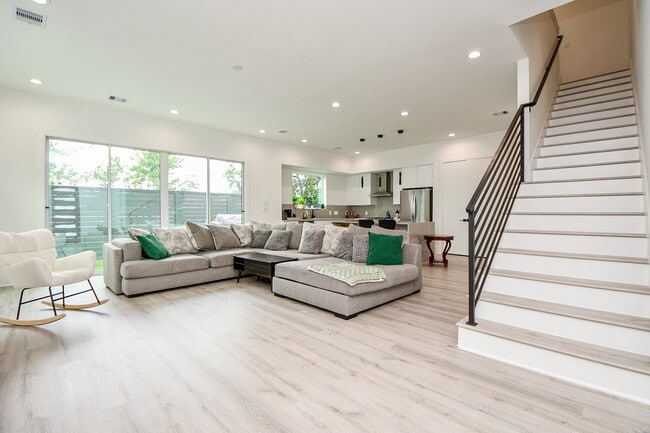 Building Photo - 7603 Jacquelyn Gdns Ln