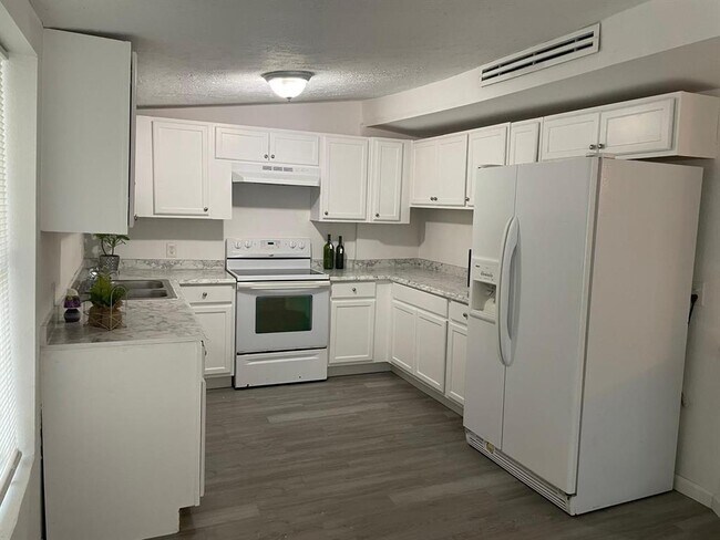 Foto del edificio - 4623 Dunnam Rd