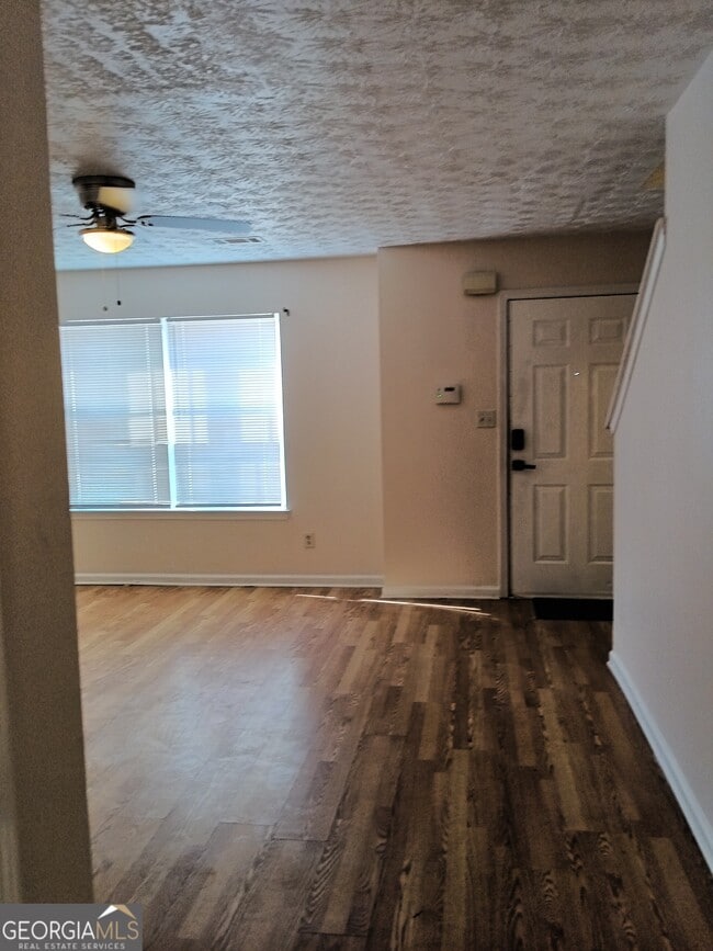 Foto del edificio - 3049 Fields Dr